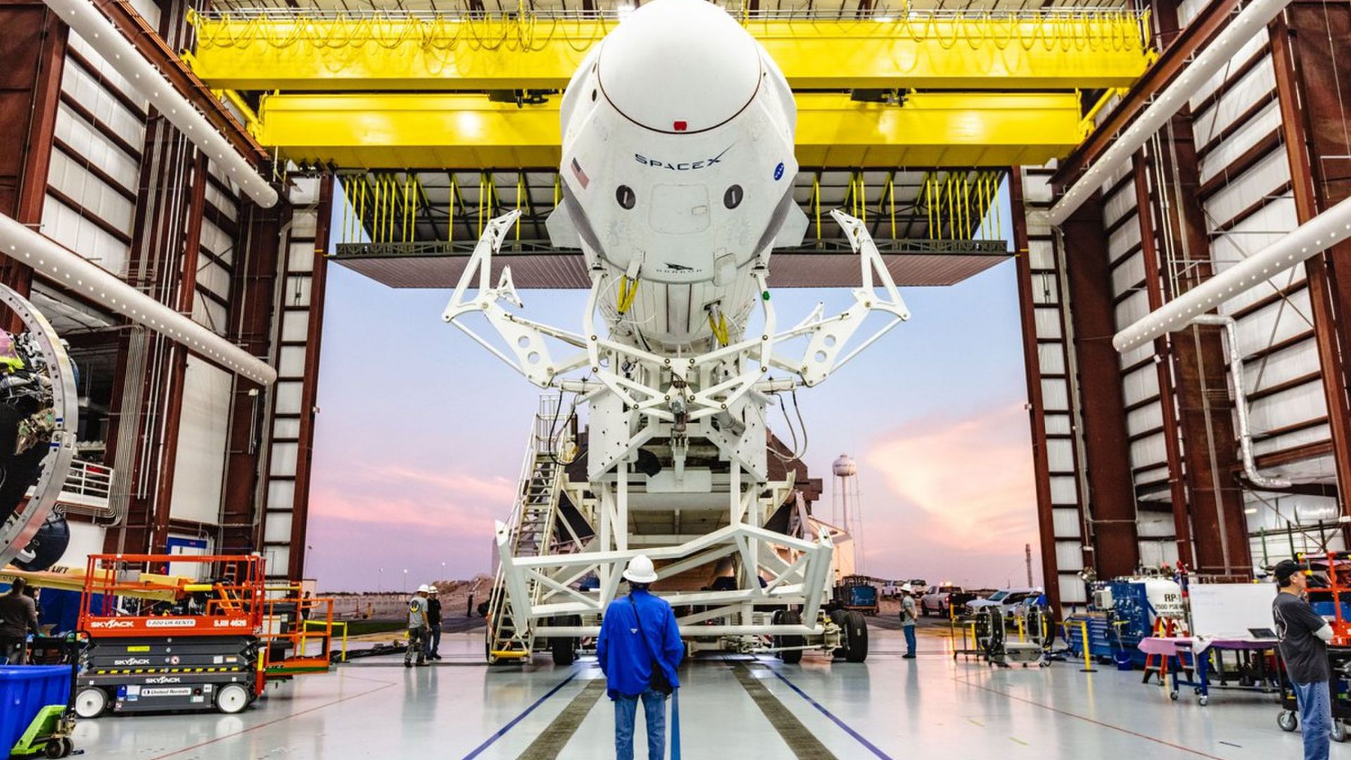 Първият пилотиран полет на SpaceX ще е след 2 месеца