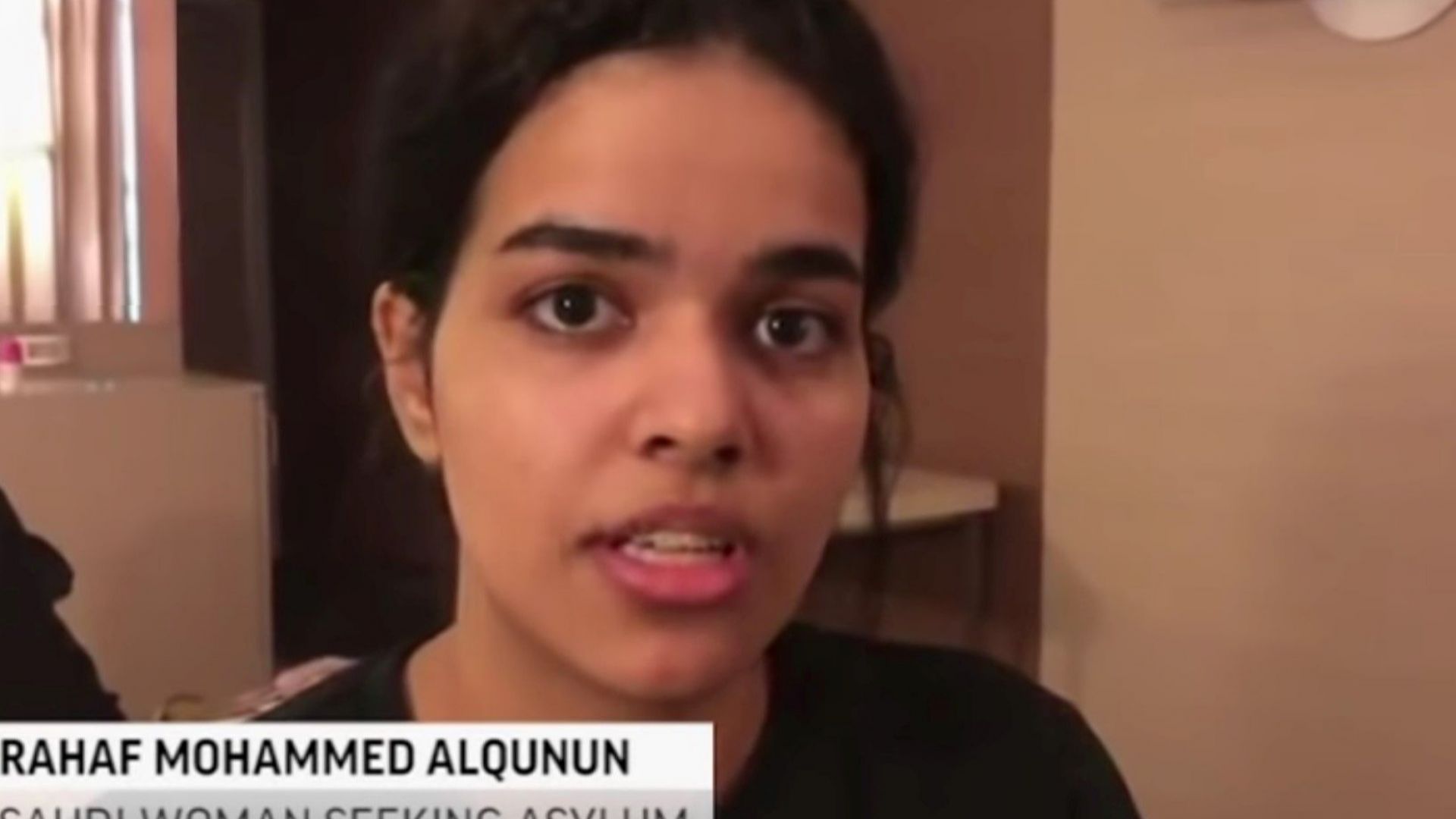 Тайланд спря плановете си да депортира 18 годишната саудитка Рахаф Мохамед