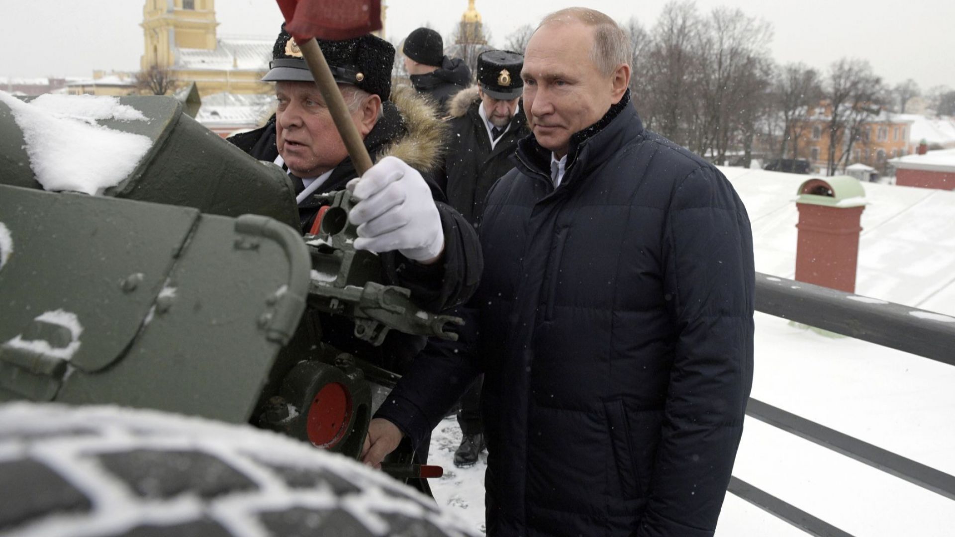 Путин стреля с топ от Петропавловската крепост (видео)
