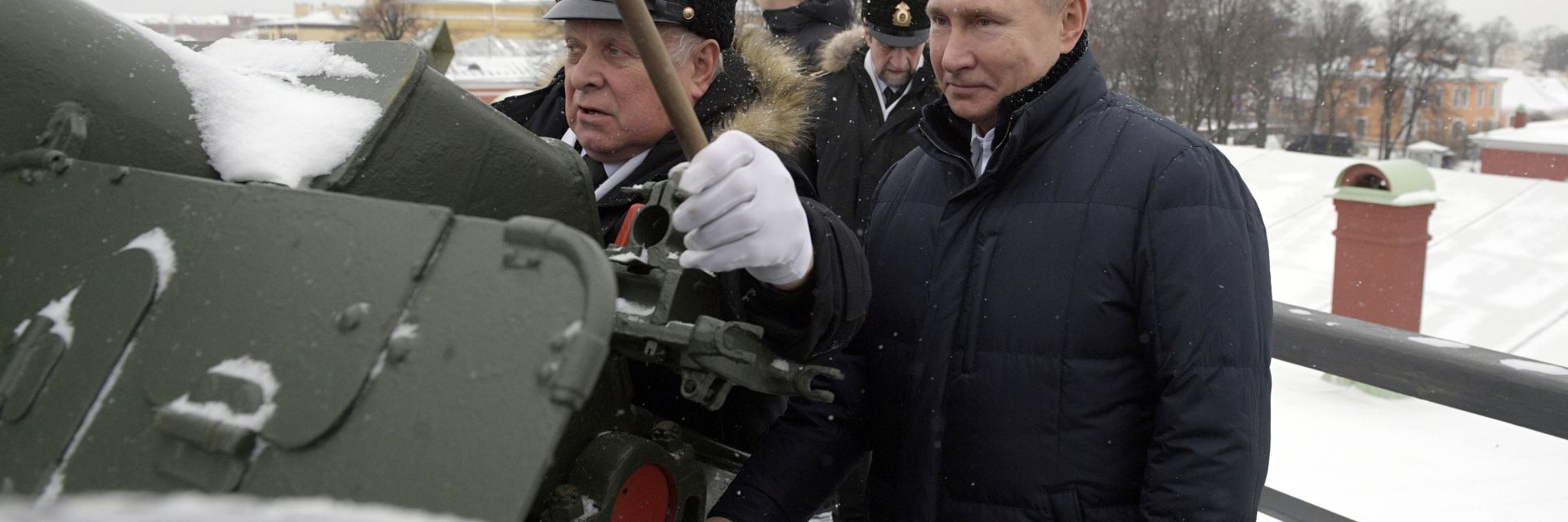 Путин стреля с топ от Петропавловската крепост (видео)