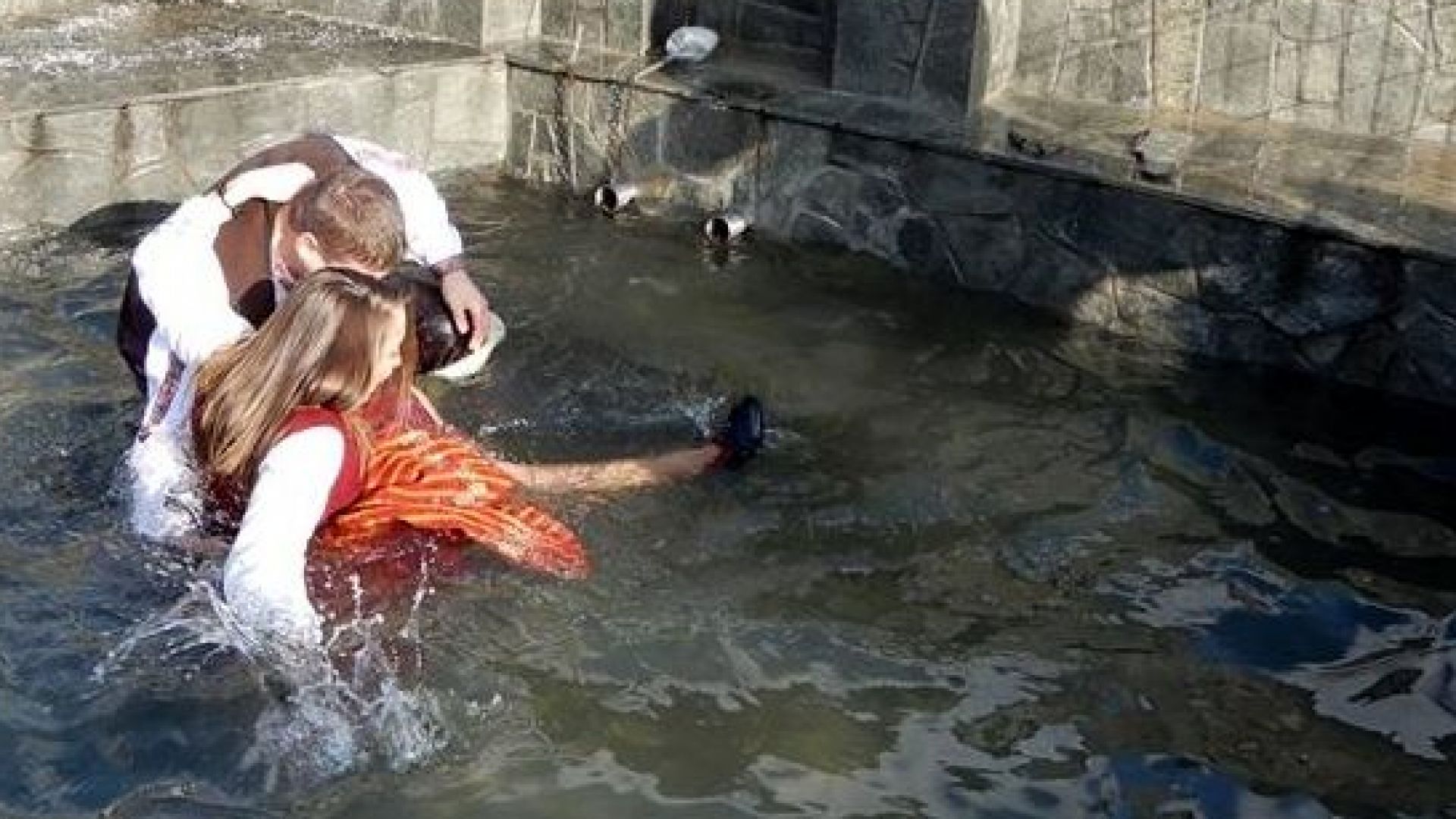 Изкъпаха в ледена вода бременната Лилия на "Къпанак" (снимки)