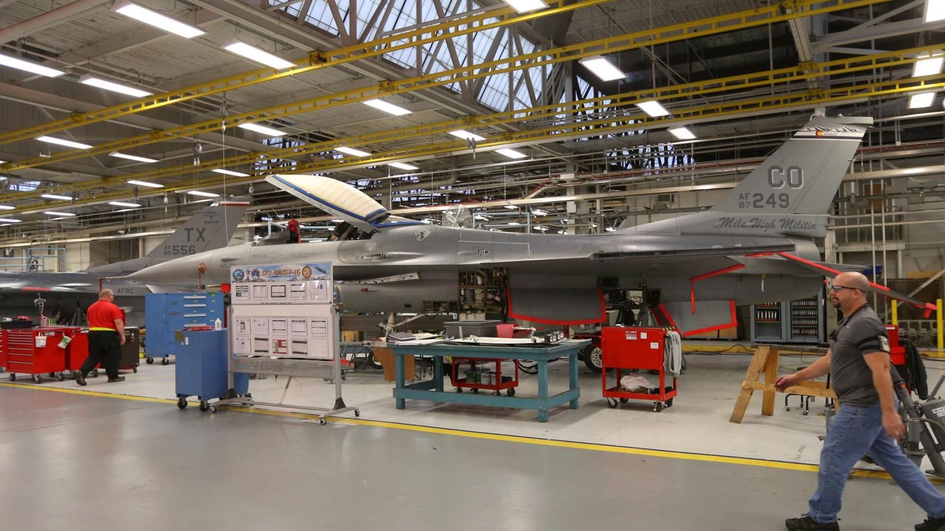 По принцип и двата модела самолети F 16 и Грипен