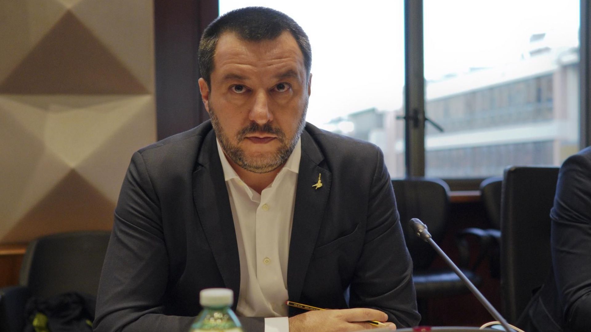 Двамата вицепремиери в италианското популистко правителство впечатляващо обявиха днес подкрепата