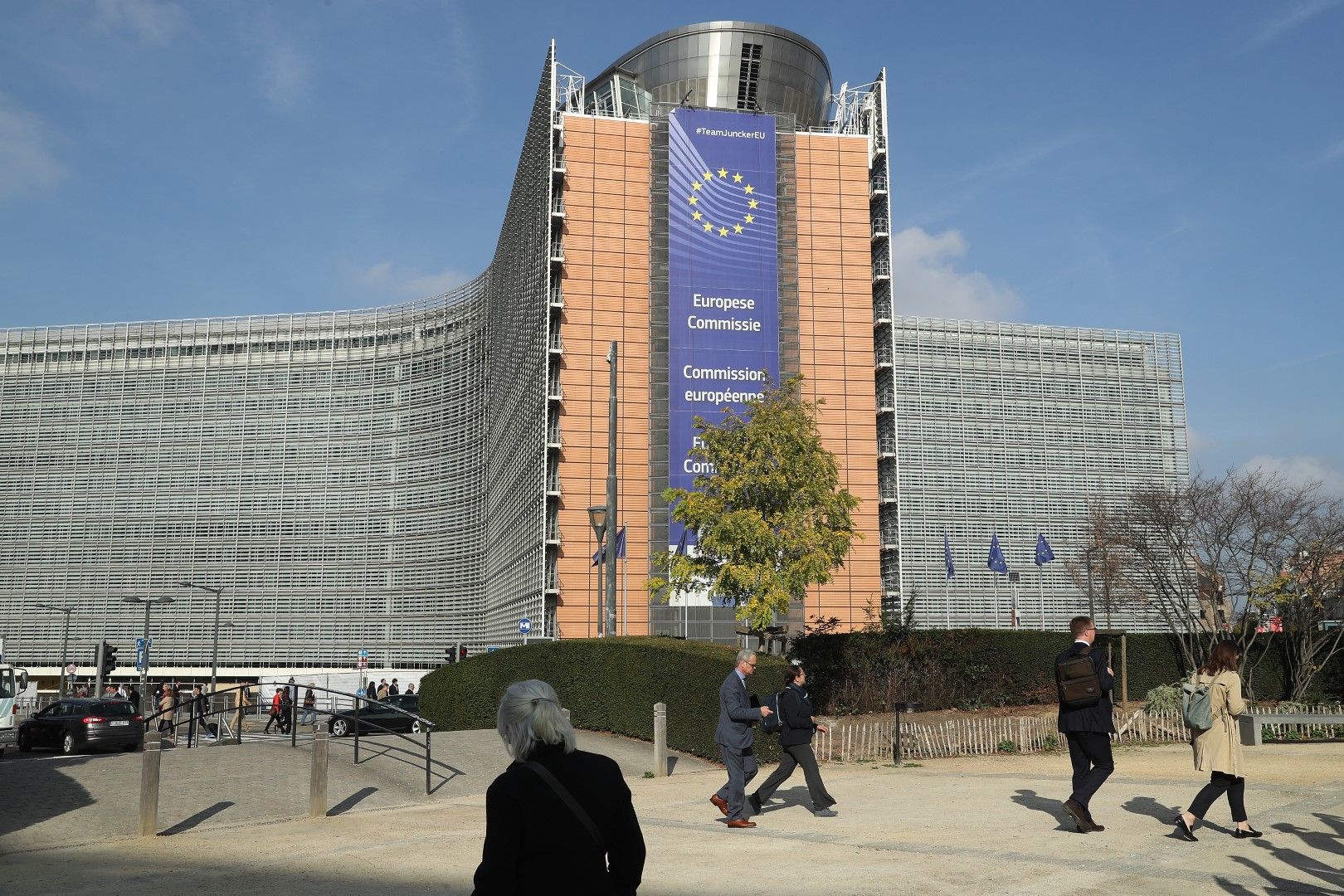 Брюксел не е бил уведомен за промяната на статута на дипломатите около месец