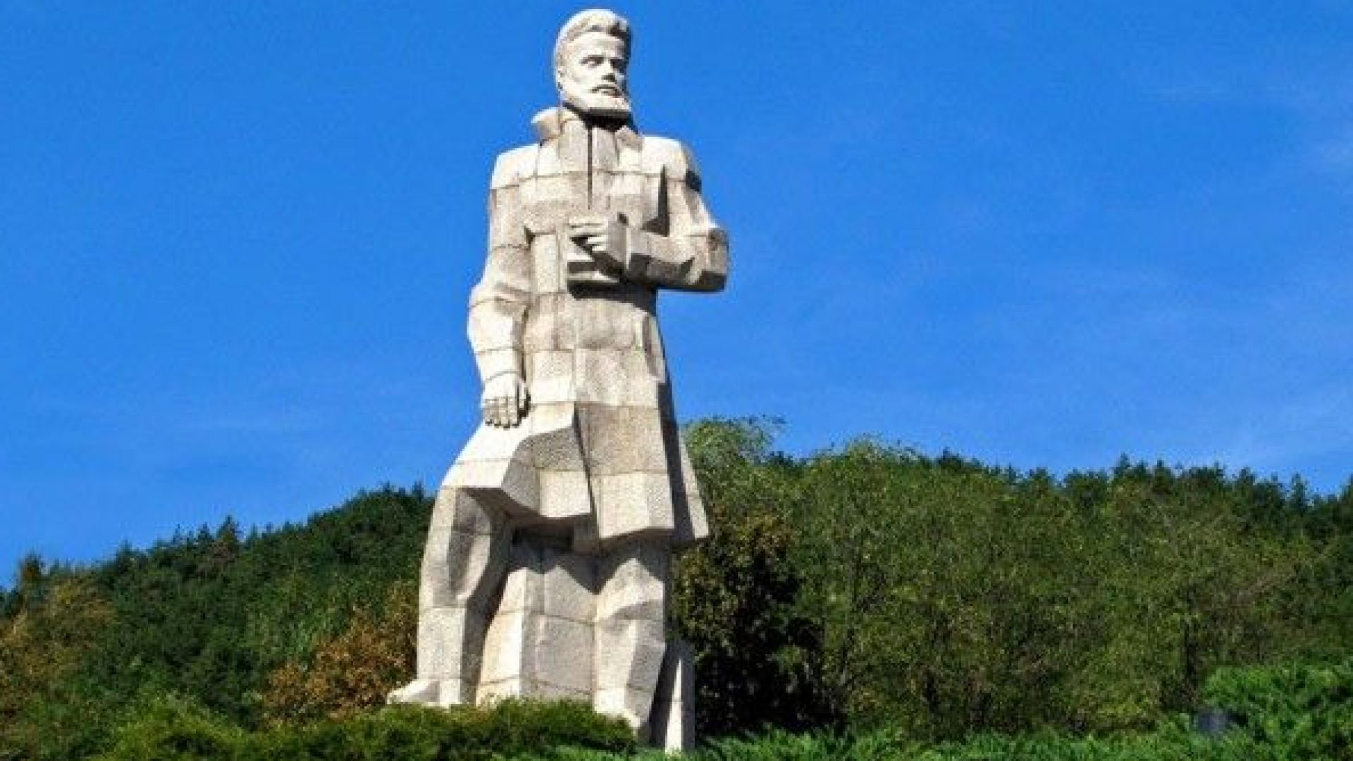 Сирени в цялата страна в памет на Христо Ботев и загиналите за свободата на България