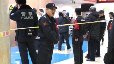 Нападател с чук рани 20 деца в училище в Пекин
