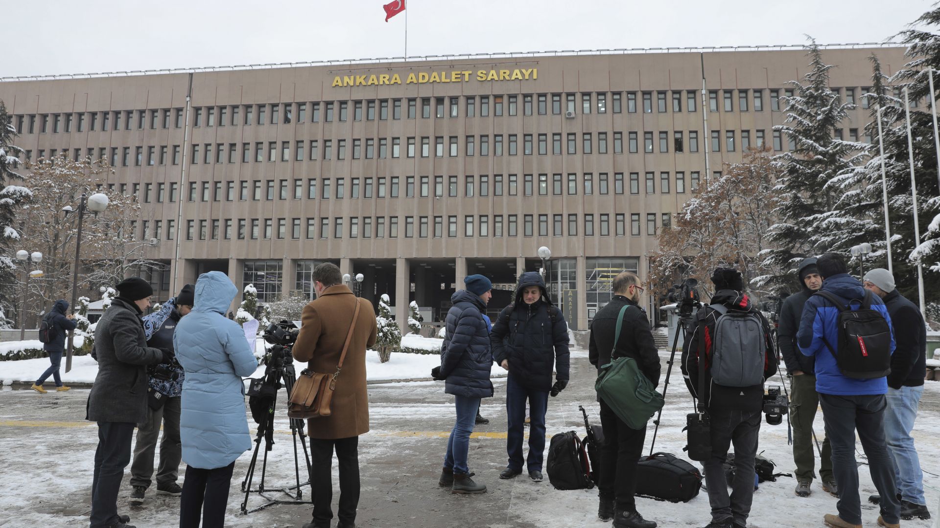 Двайсет и осем заподозрени включително живеещият в САЩ проповедник Фетхуллах