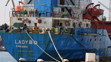  Моряците на задържан транспортен съд бедстват на пристанище Бургас 