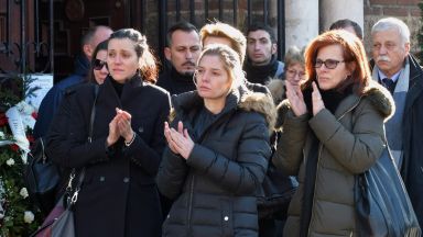 Близки и почитатели си взимат сбогом с Иван Ласкин