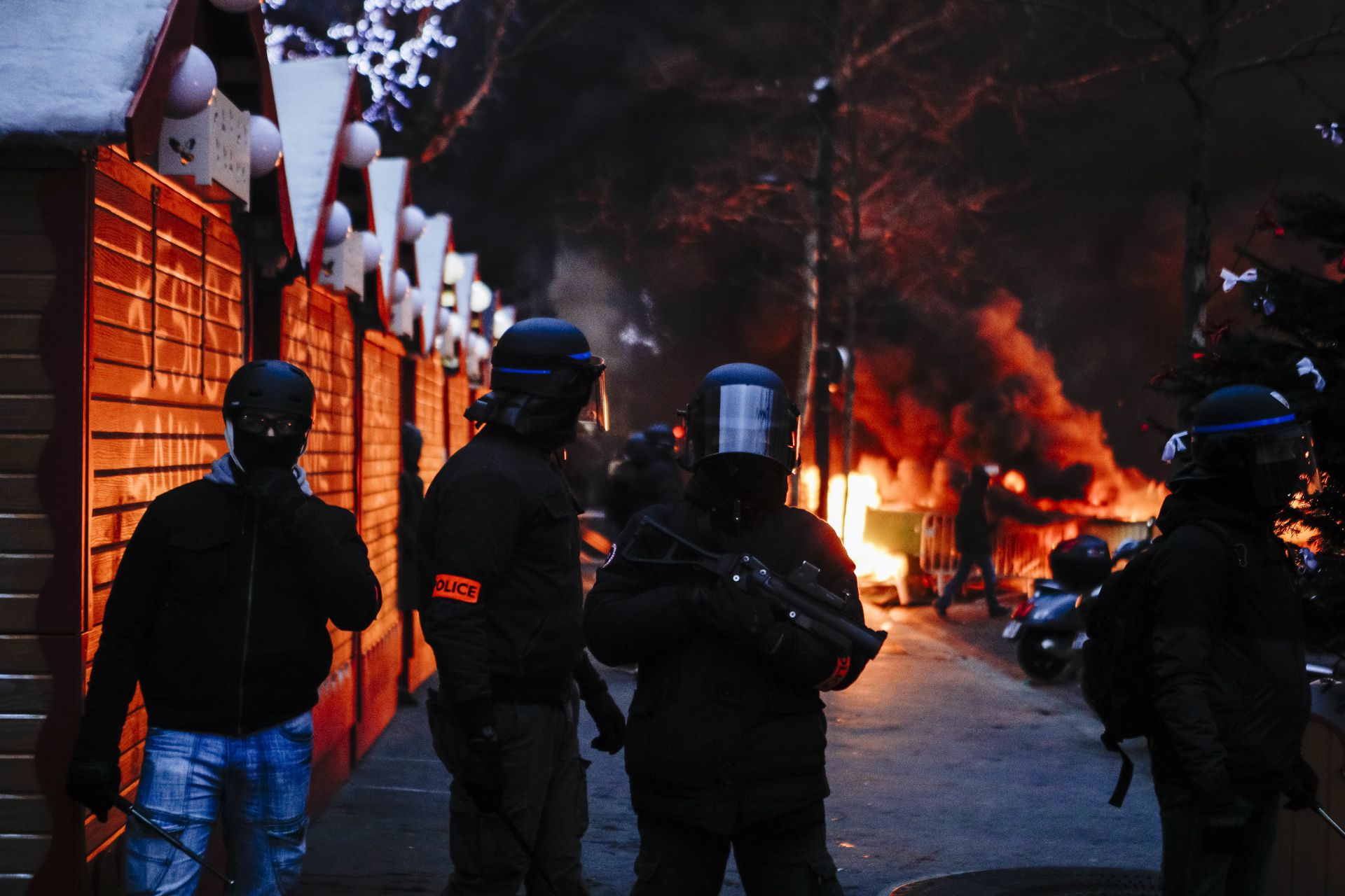Зачестява насилието над полицаи при протестите на "жълтите жилетки" във Франция