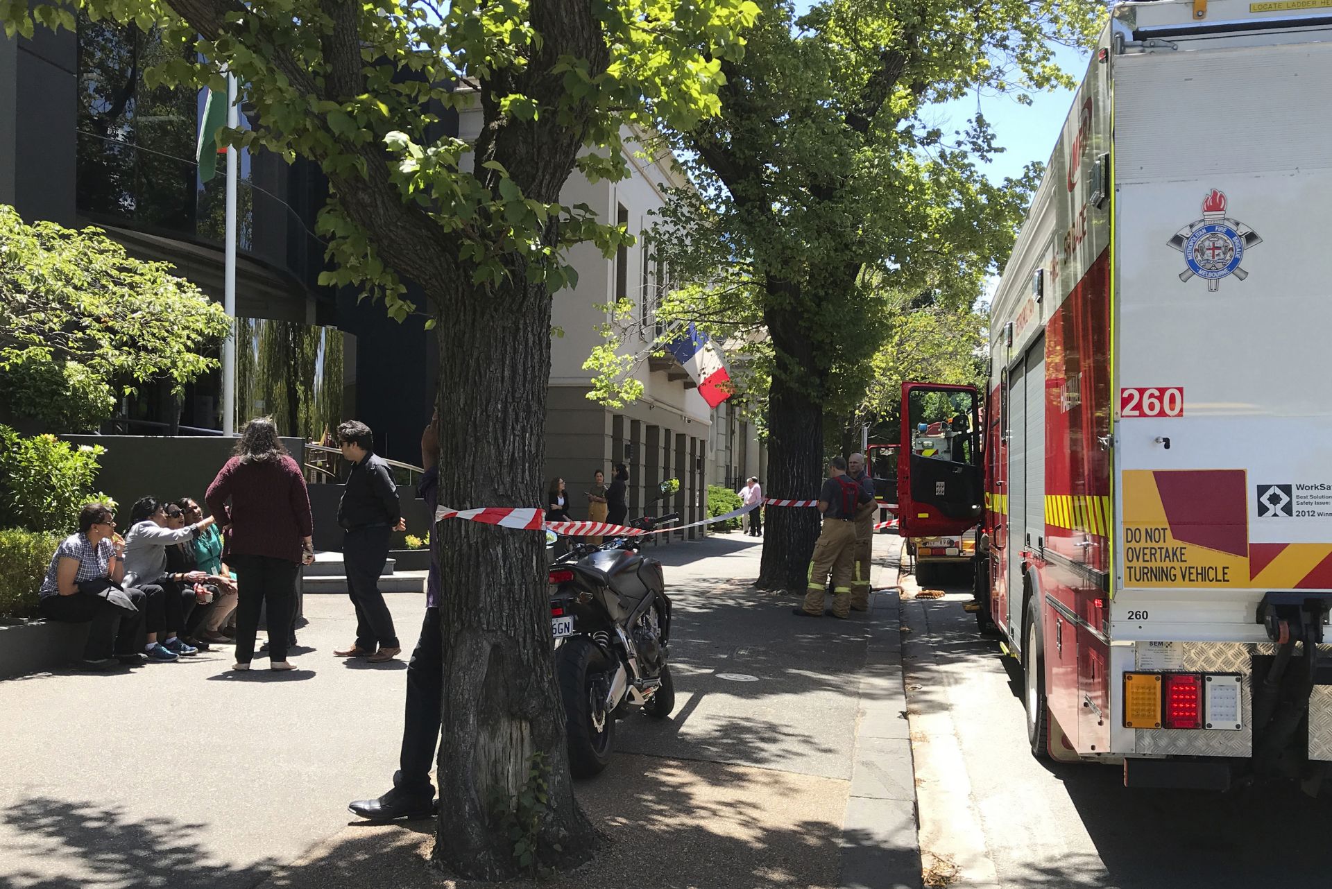 Пожарникари пред индийското и френското консулство в Мелбърн, Австралия