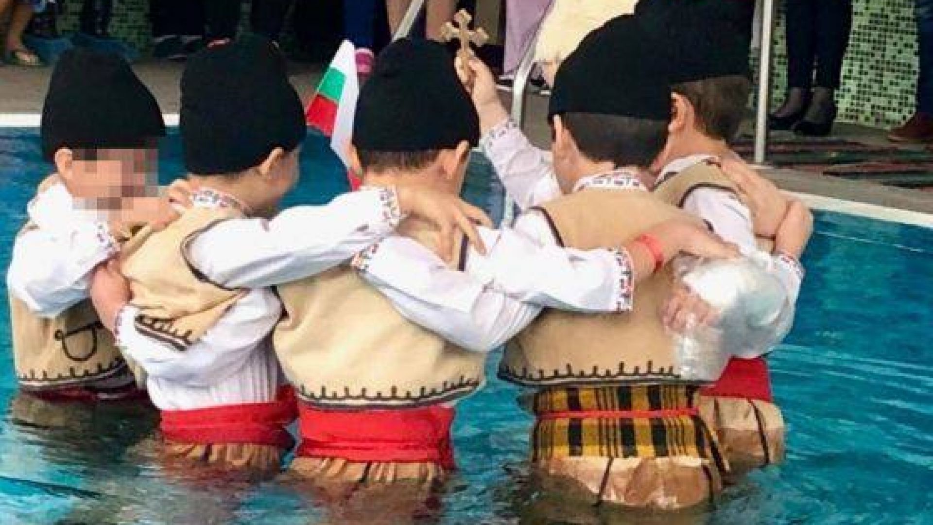 Снимка на деца в носии които танцуват хоро в басейн