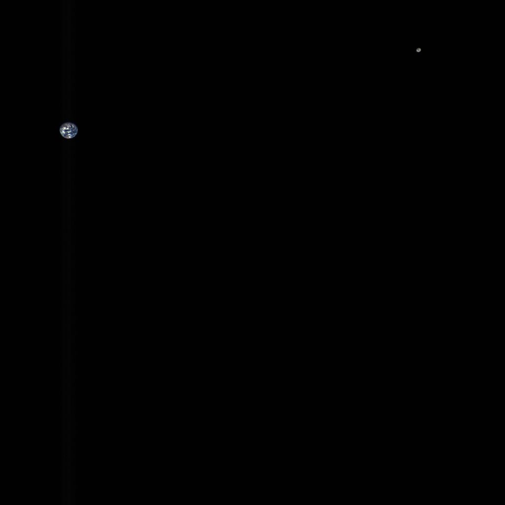 Така изглеждат Земята и Луната от 5 милиона километра