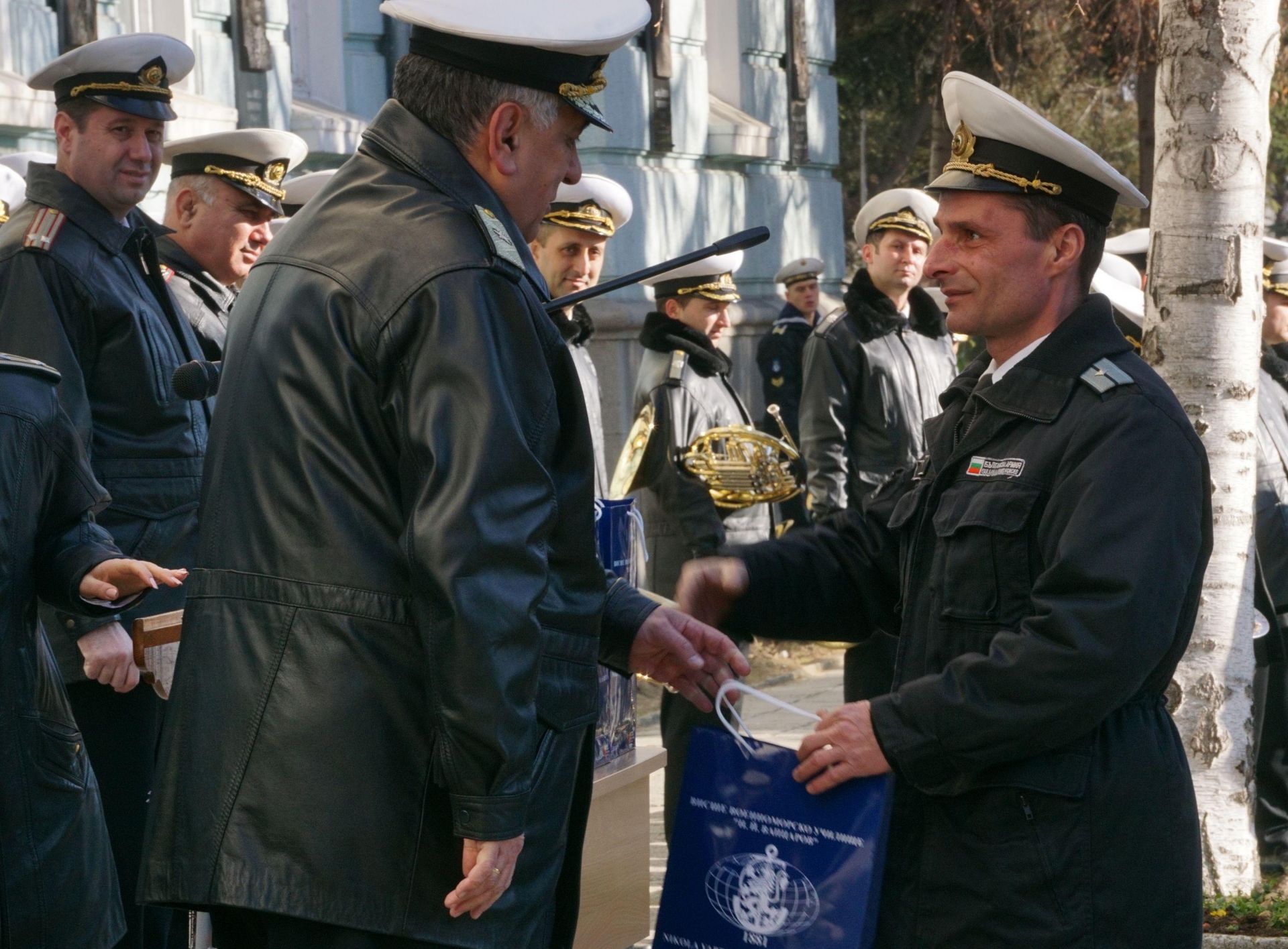 Началникът на училището флотилен адмирал Боян Медникаров награждава отличили се 