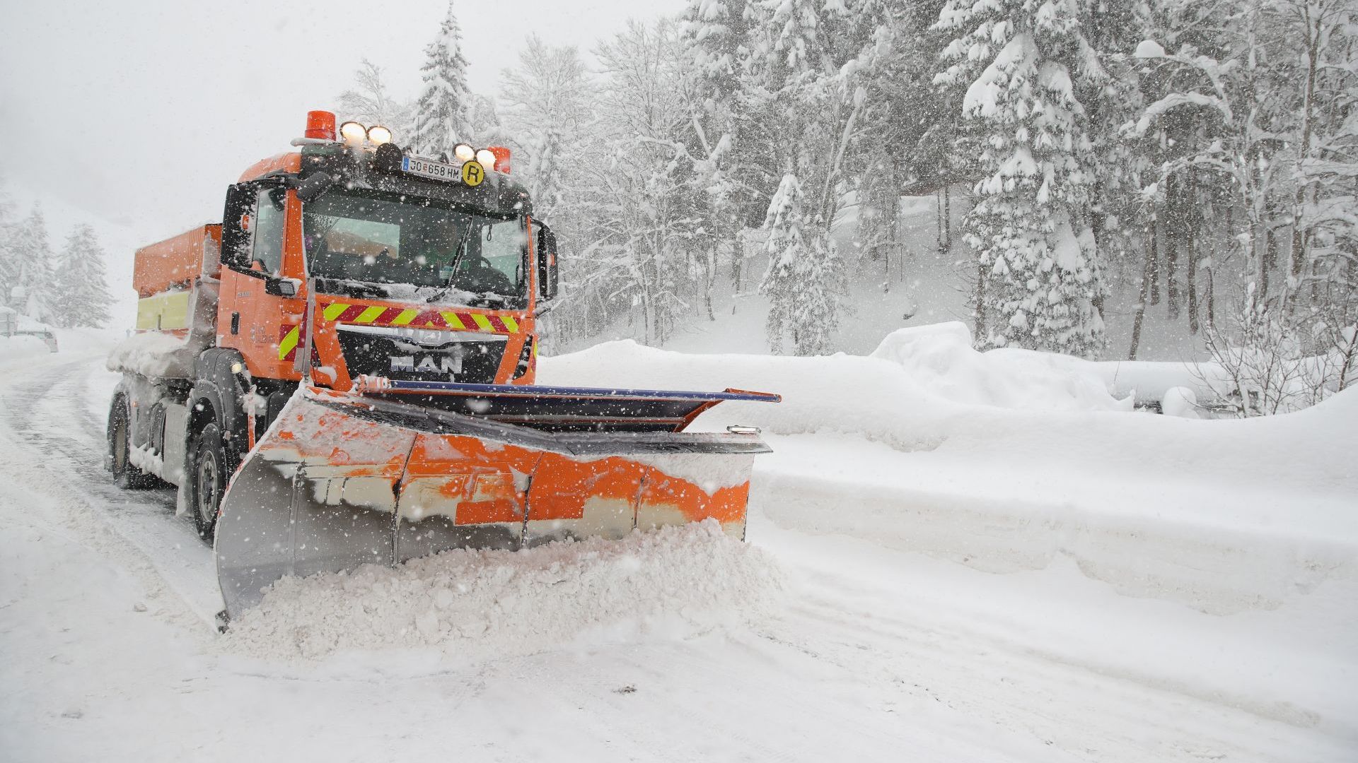 Обилният снеговалеж в Южна Германия и Австрия се превръща във