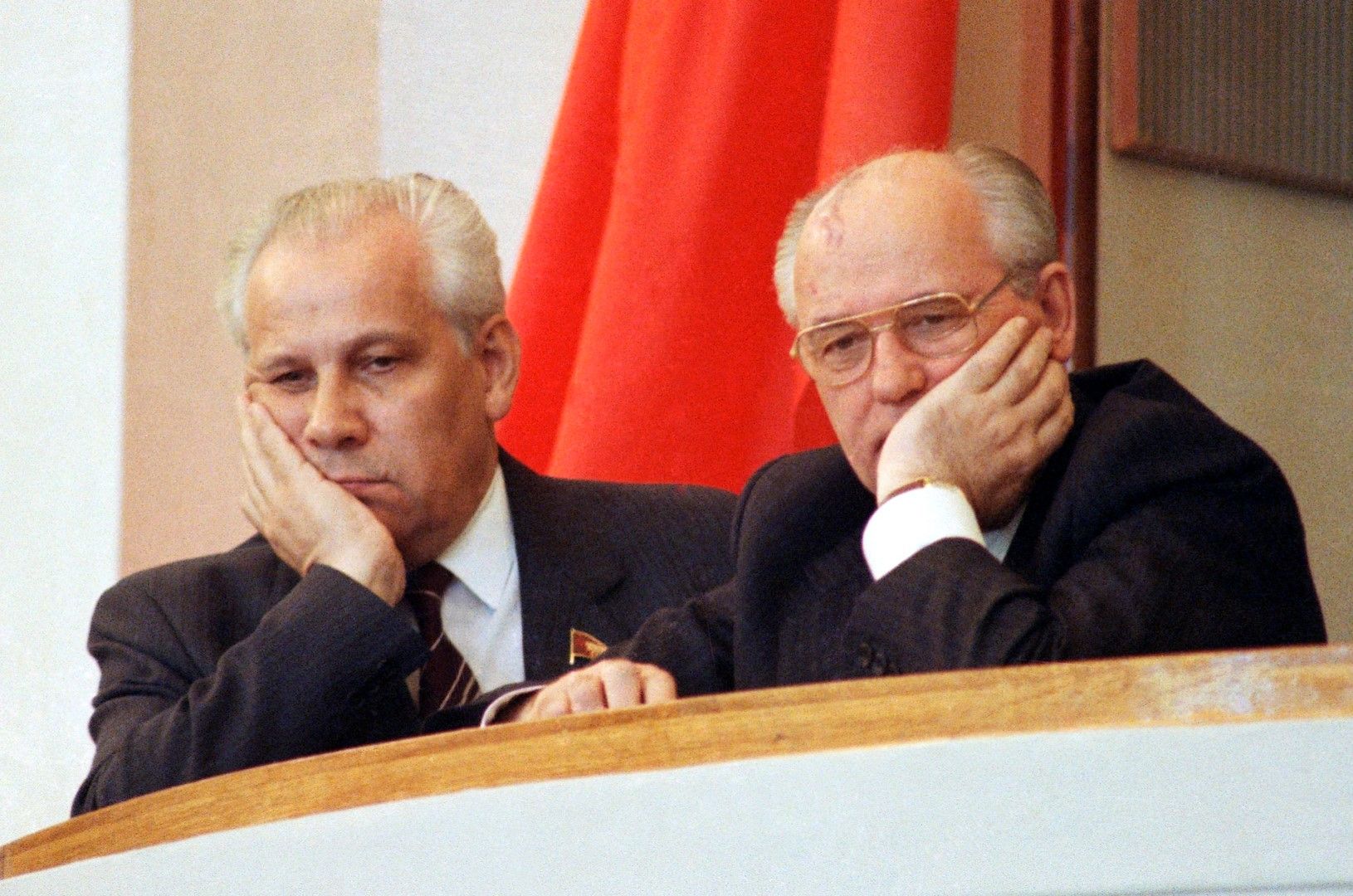 Анатолий Лукянов и Михаил Горбачов през 1990 година