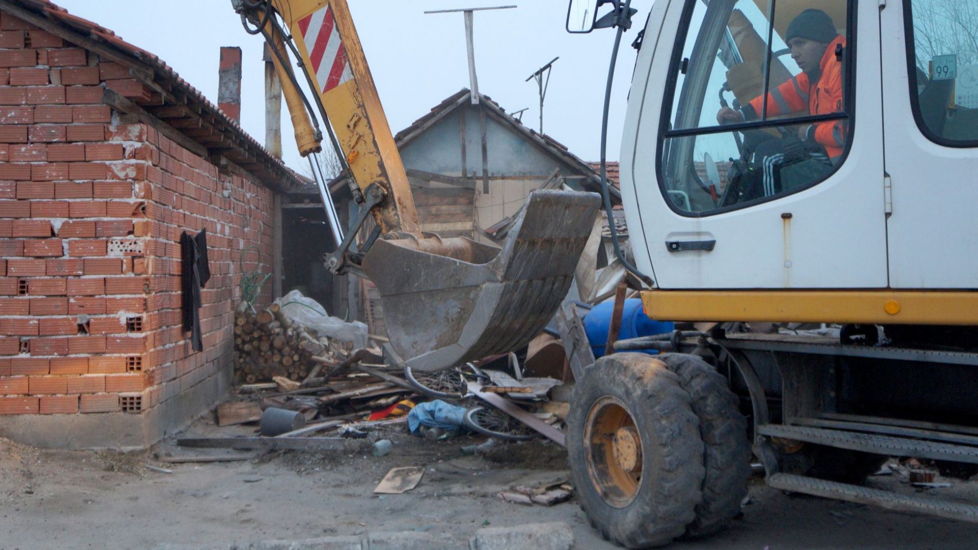Продължава събарянето на незаконните постройки в ромската махала в село
