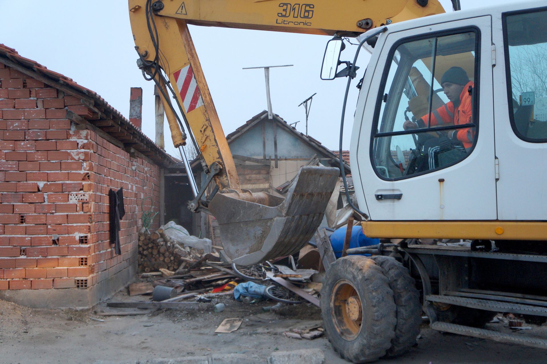 Жители на ромската махала в село Войводиново оспорват заповедта на кмета на община Марица за премахване на незаконните сгради