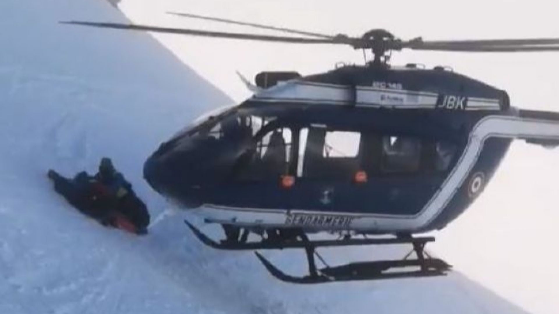 Спасиха скиор със зрелищна маневра на хеликоптер в Алпите (видео)