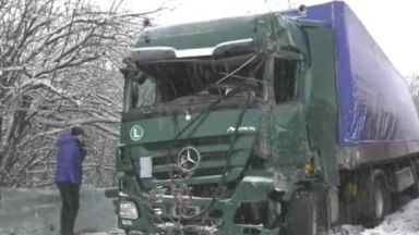 Два тира се удариха на Е-79, има ранен