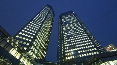 Deutsche Bank ще провери 20 000 свои рискови клиенти