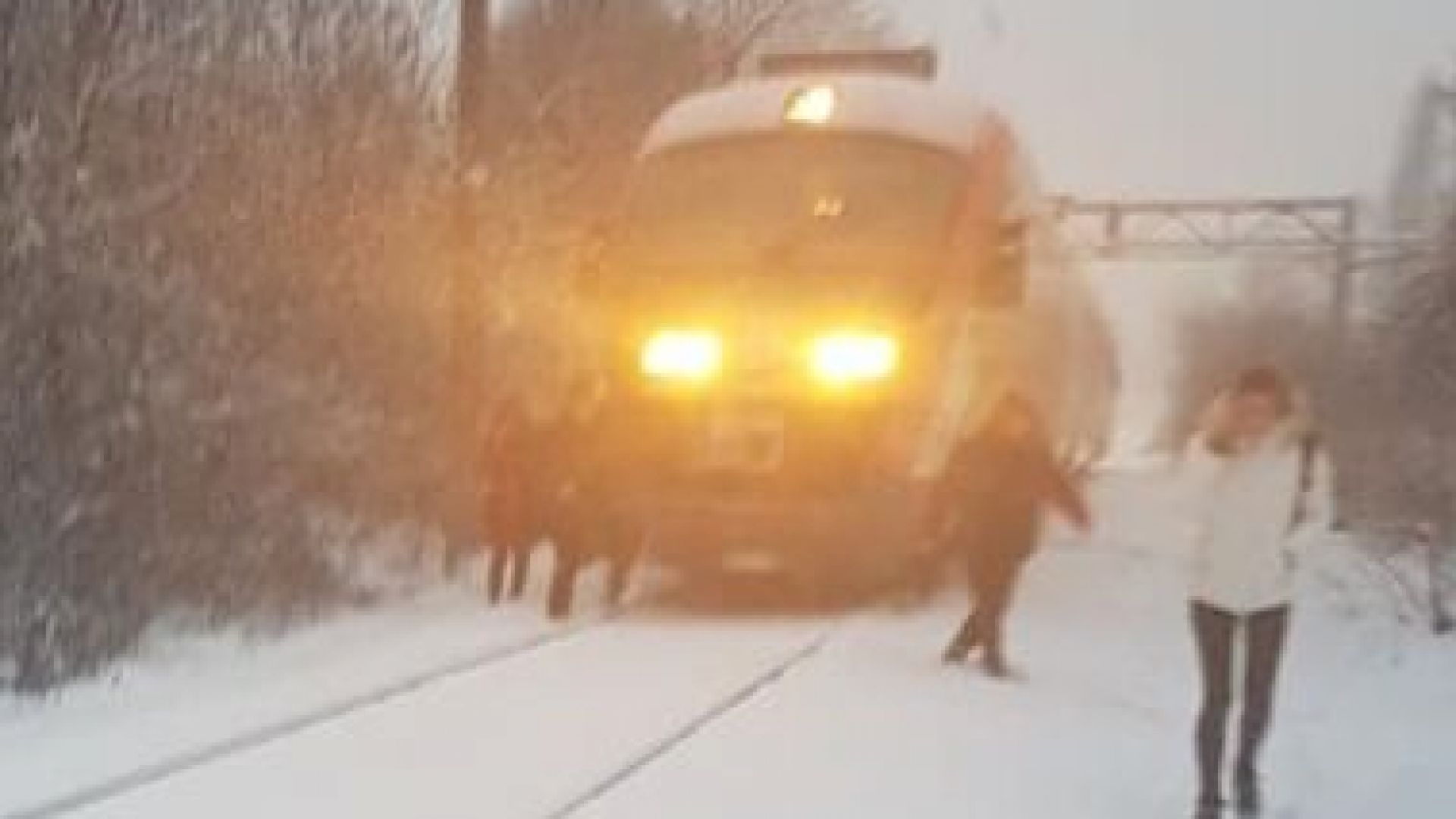 Два празни товарни вагона са дерайлирали край гара Перник разпределителна