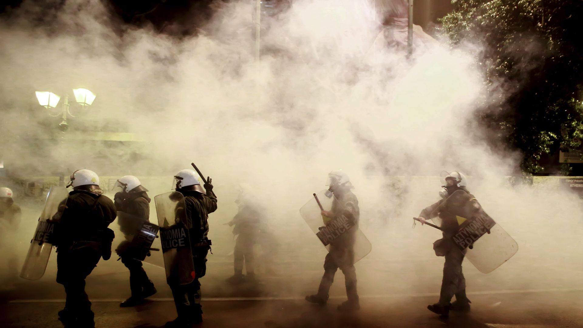 Полицията изстреля сълзотворен газ срещу малка група леви активисти които