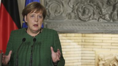 Меркел към Ердоган по телефона: Незабавно прекратете офанзивата в Сирия
