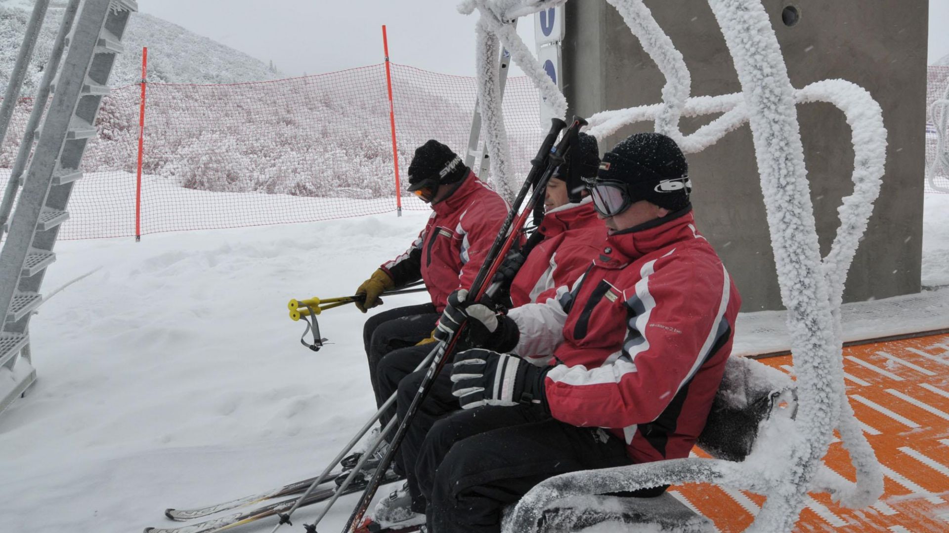 Близо 3 часа планинските спасители издирваха сноубордист, отклонил се от