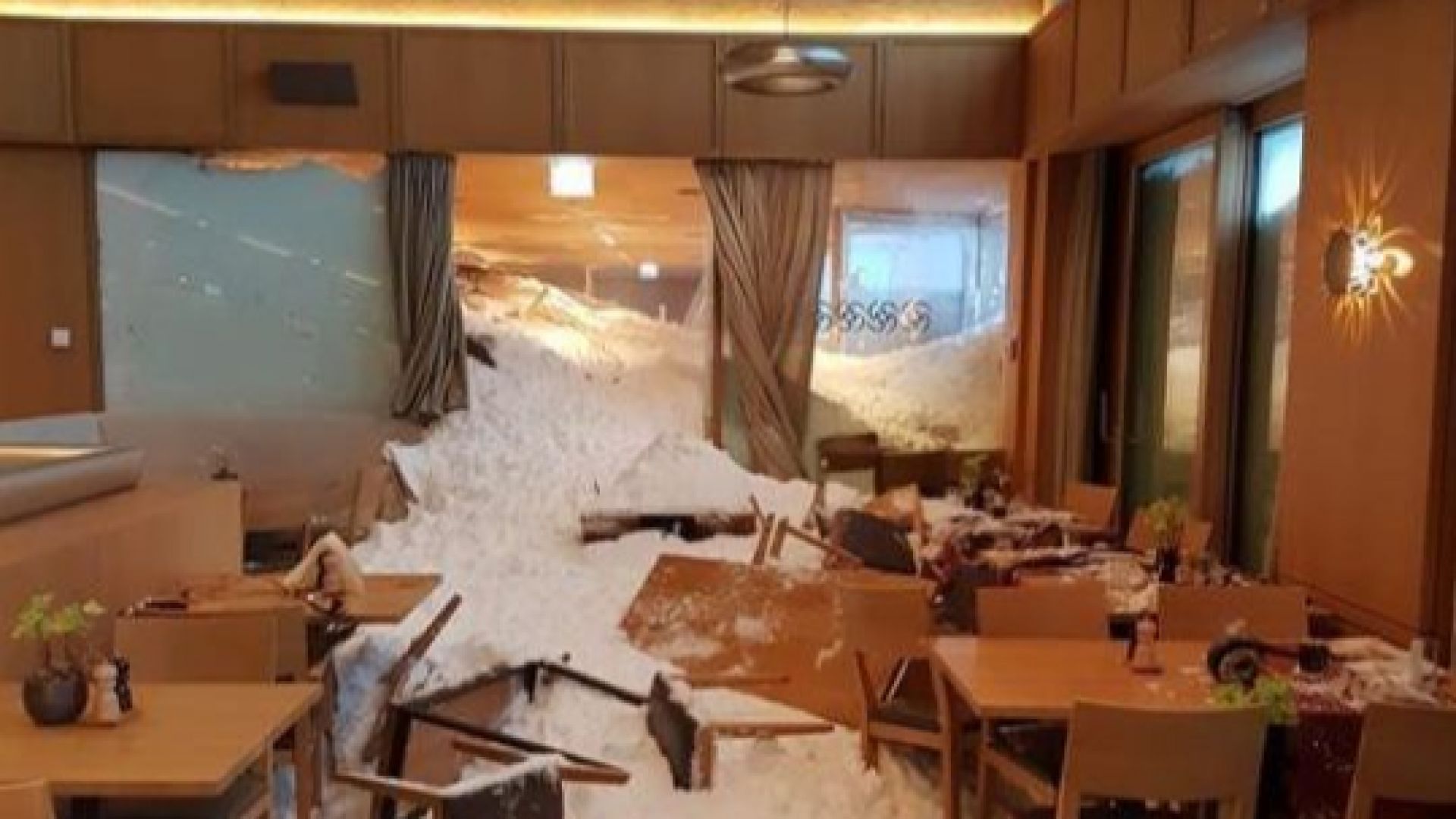 Лавина помете хотел в швейцарския планински проход Швегалп след като