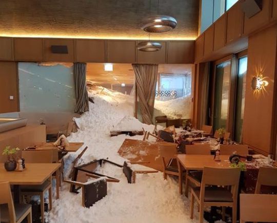Снегът е проникнал в ресторанта на хотела