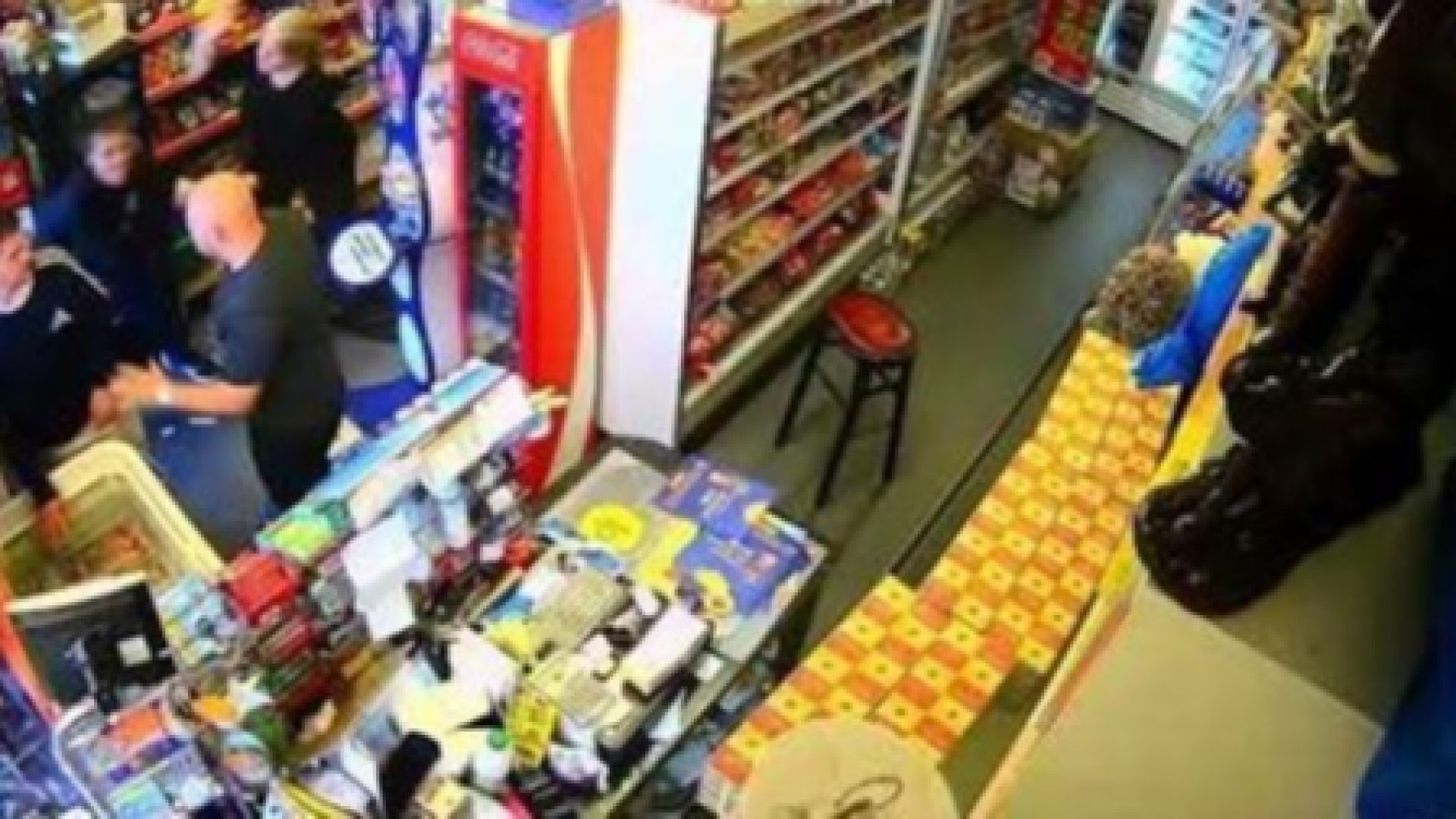 Български продавач на вестници разпространи шокиращи кадри от охранителна камера