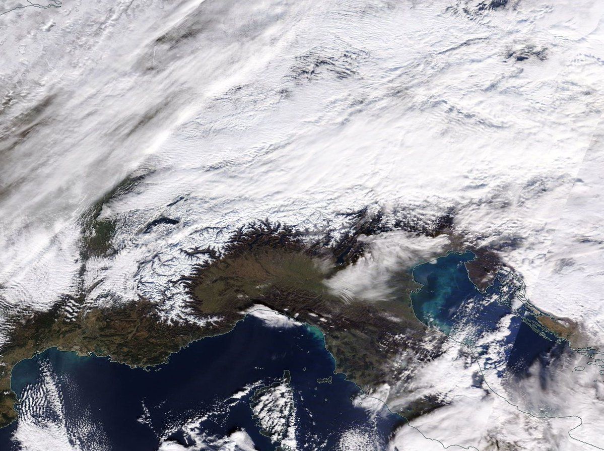 Сателитна снимка на снежната покривка в южната част на Алпите и Северна Италия
