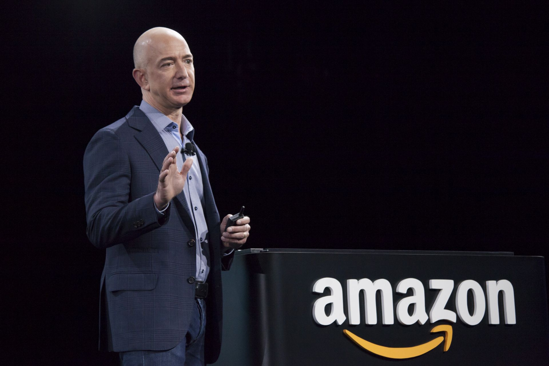 Основателят и главен изпълнителен директор на Амазон (Amazon) Джеф Безос е бизнесменът на изминалото десетилетие