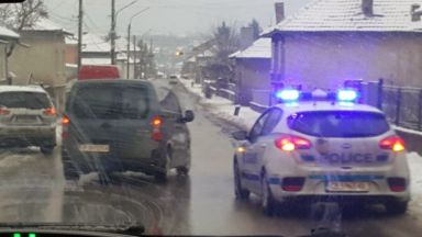 Пешеходка се подхлъзна и загина, пометена от микробус