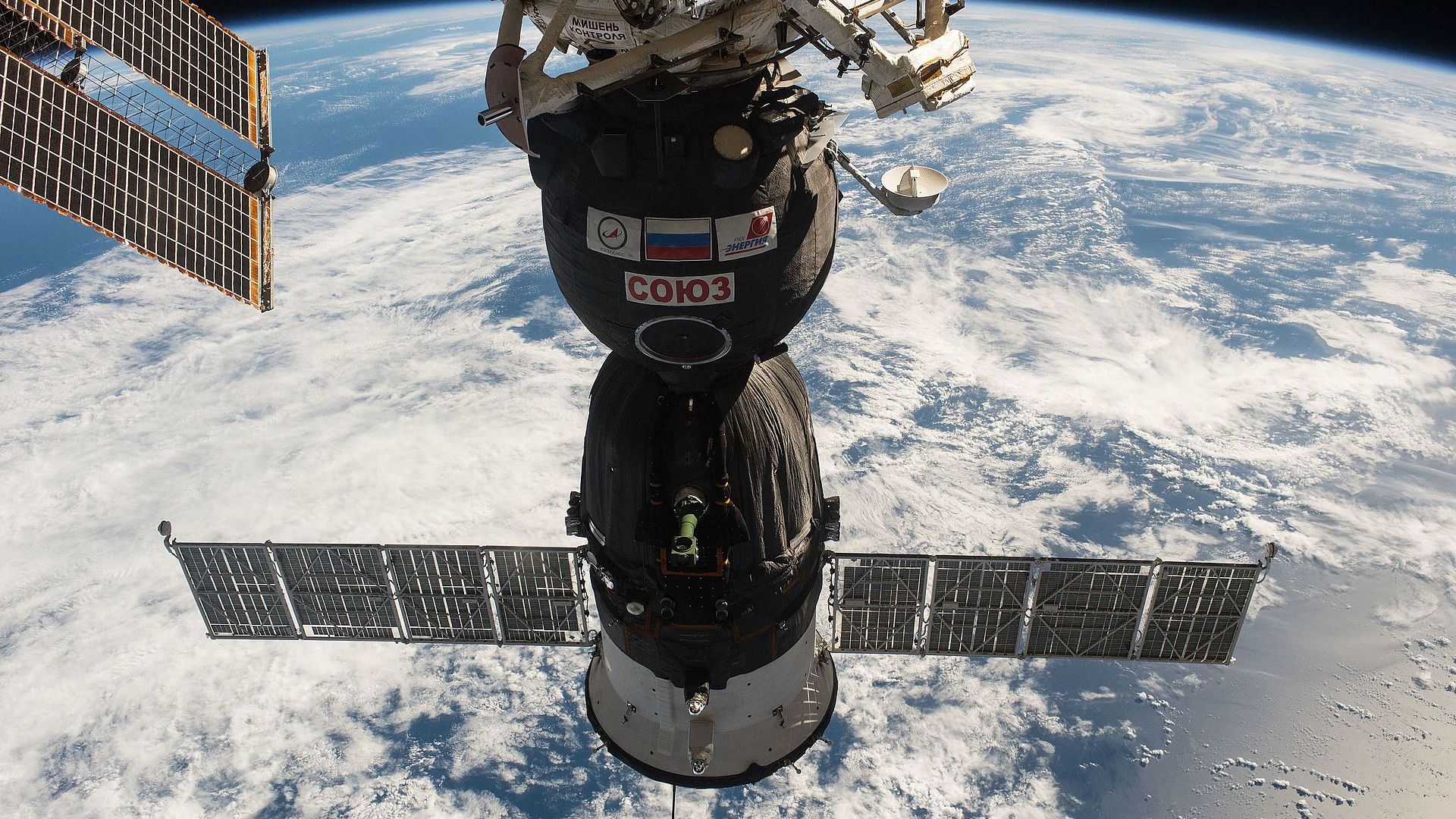 Роскосмос няма опасения за живота на екипажа на МКС