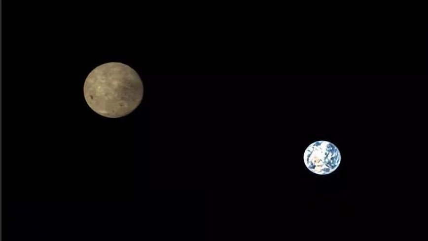 Луната и Земята видяни от точката Лагранж 2