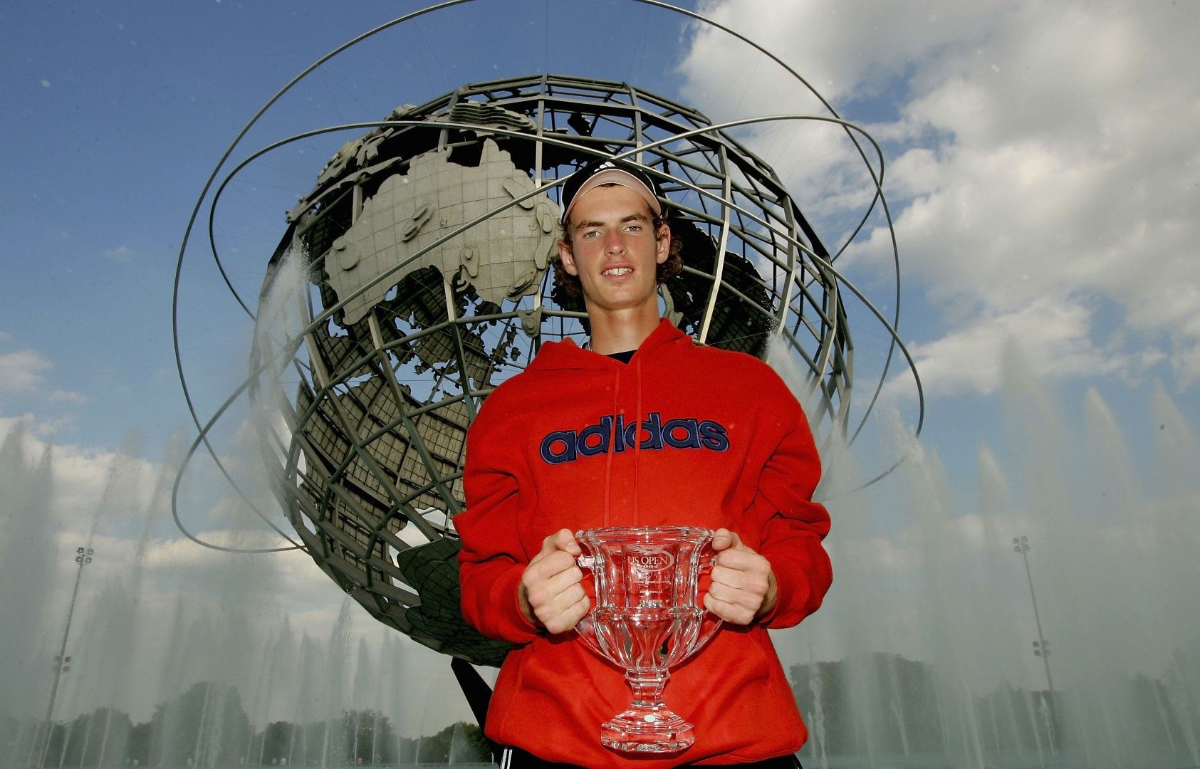 2004 г. - Шампион на US Open за младежи, преди да влезе смело в професионалния тенис.