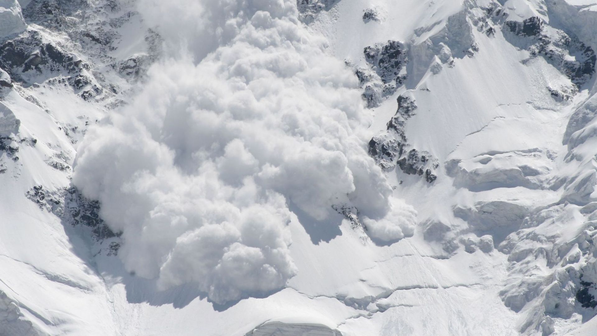 Четирима сноубордисти са били повлечени от голямата лавина паднала в района