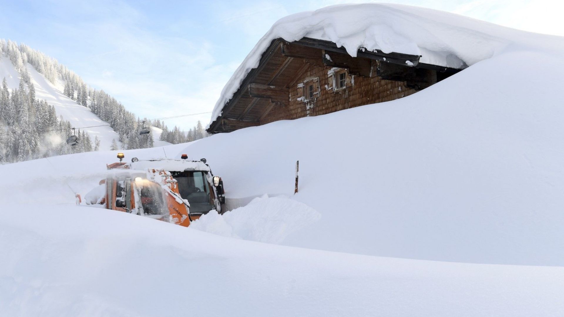 Европа в снежен капан: В Австрия натрупа 5 метра, армията евакуира ученици