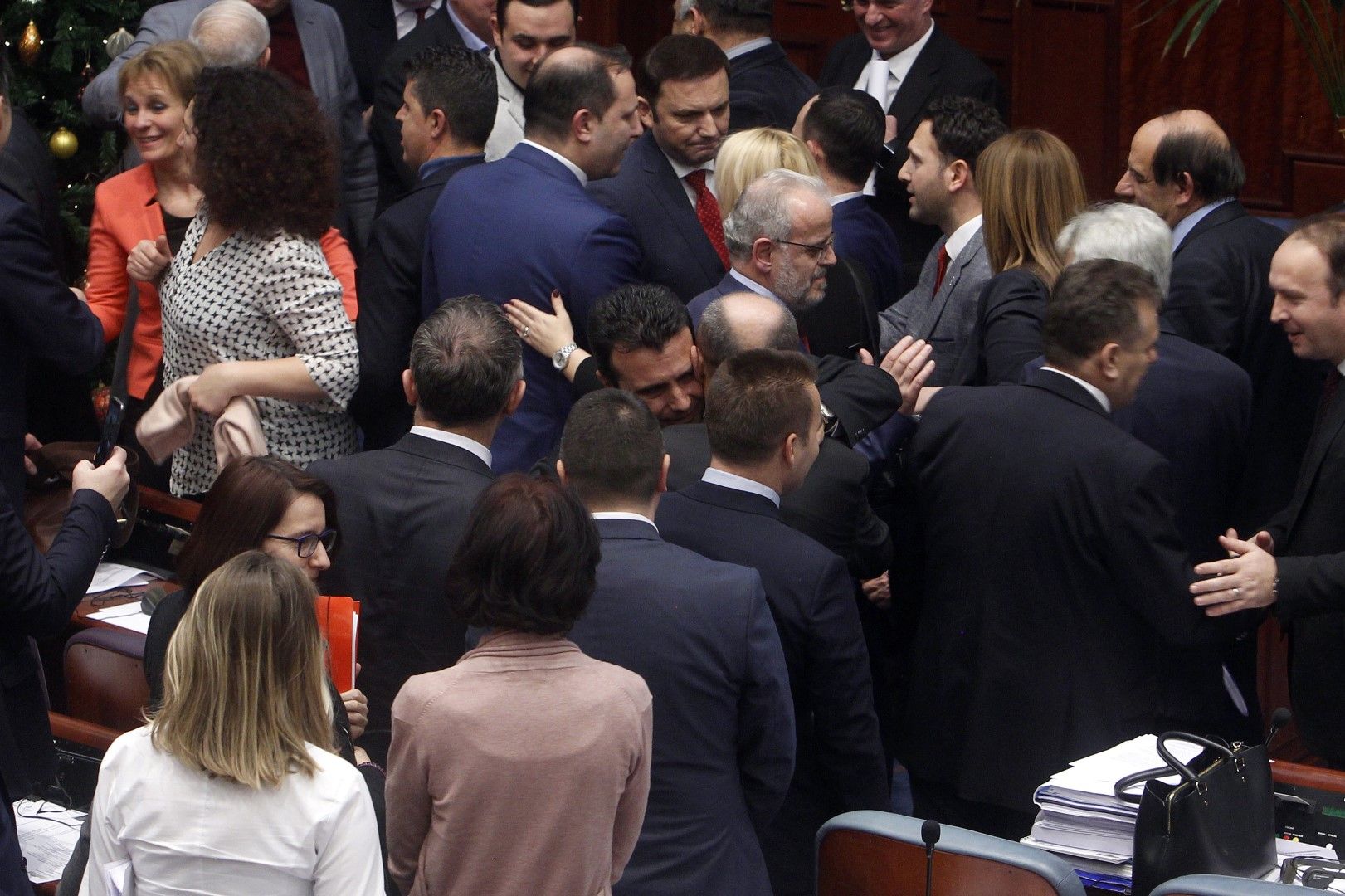Зоран Заев сред депутатите, подкрепили промените в конституцията