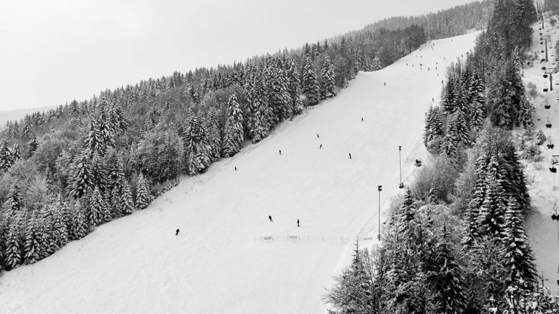 Огромна опашка от скиори се изви днес пред лифта на