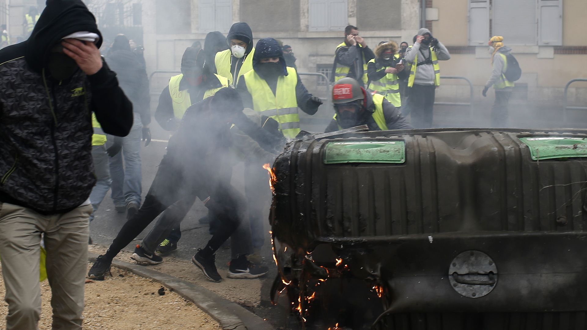 Сблъсъци и сълзотворен газ срещу протестиращи "жълти жилетки" в Париж (снимки)