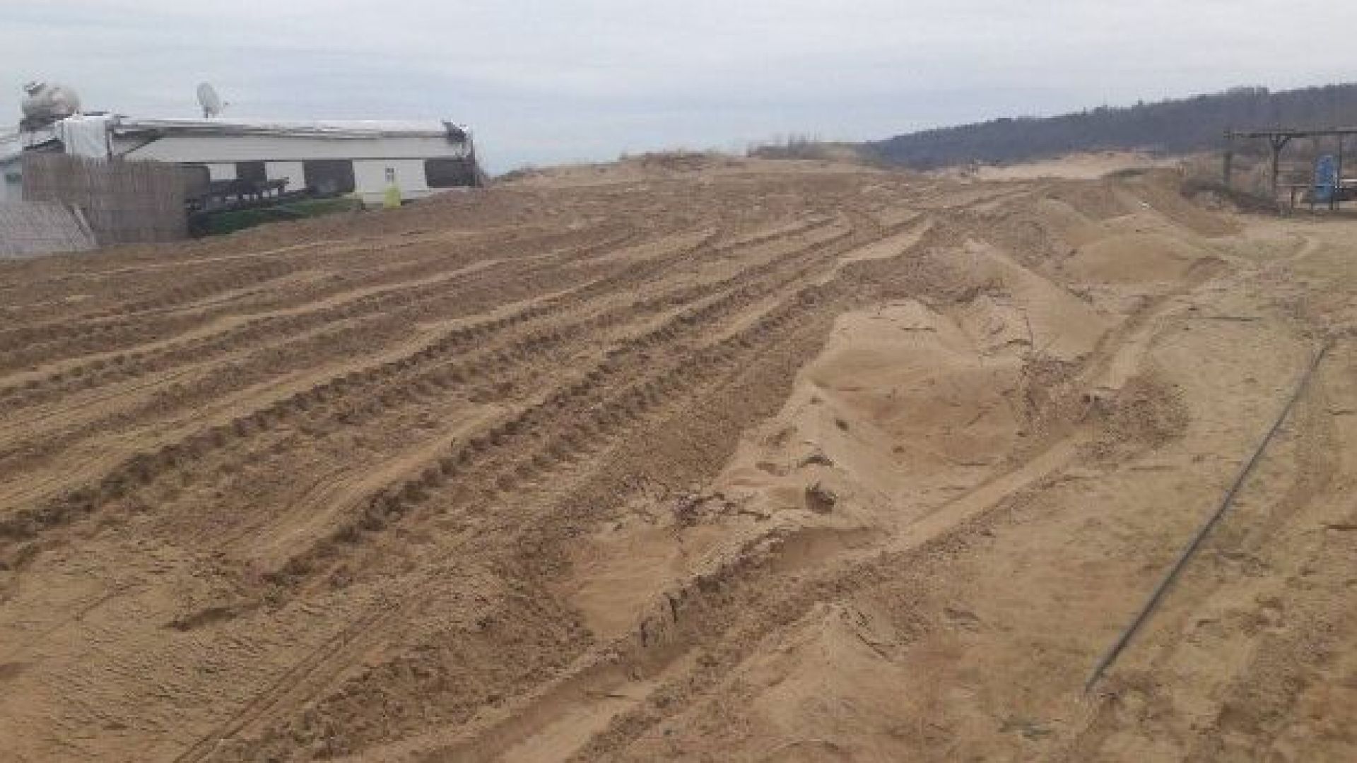 Защитените дюни до къмпинг Смокиня буквално са унищожени от тежка