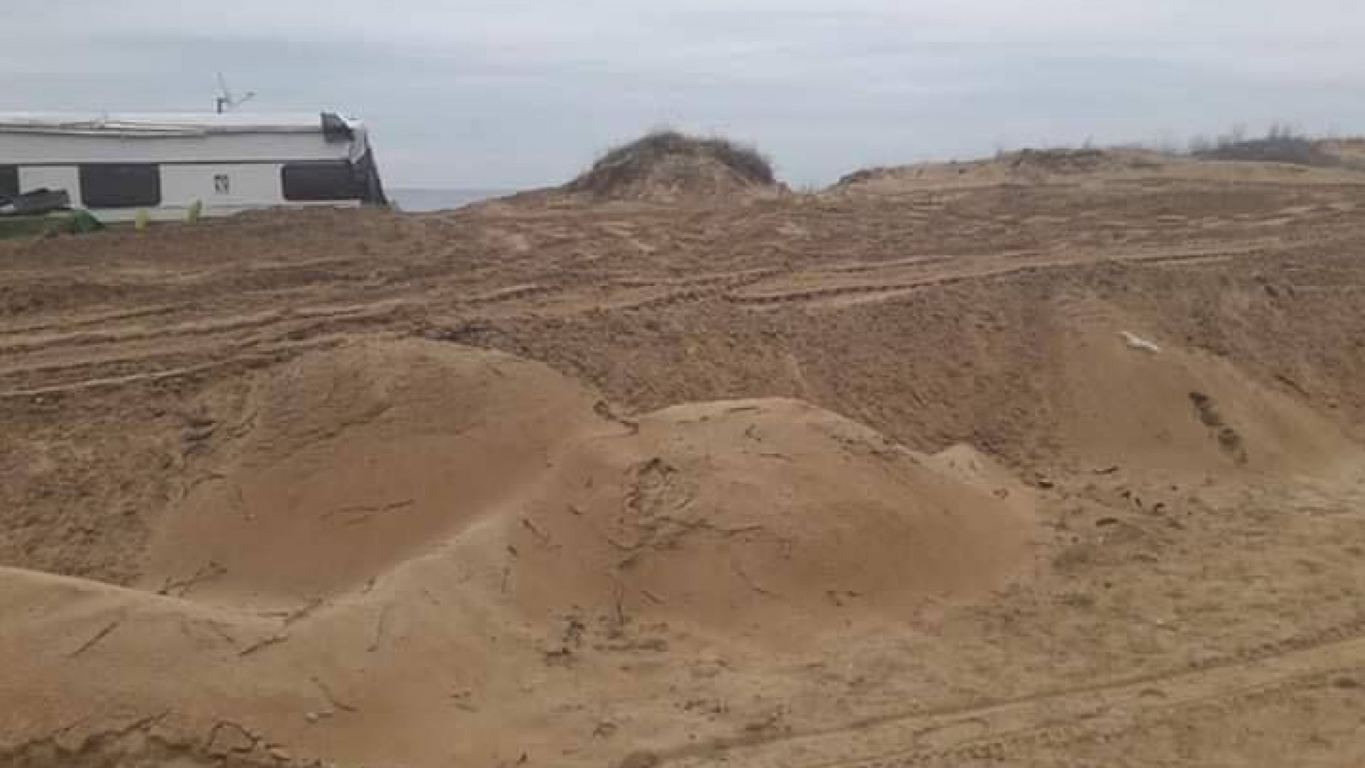 Все още не е установено кой е разорал дюните до