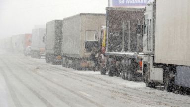 Аварирал камион прави тапа преди Витиня