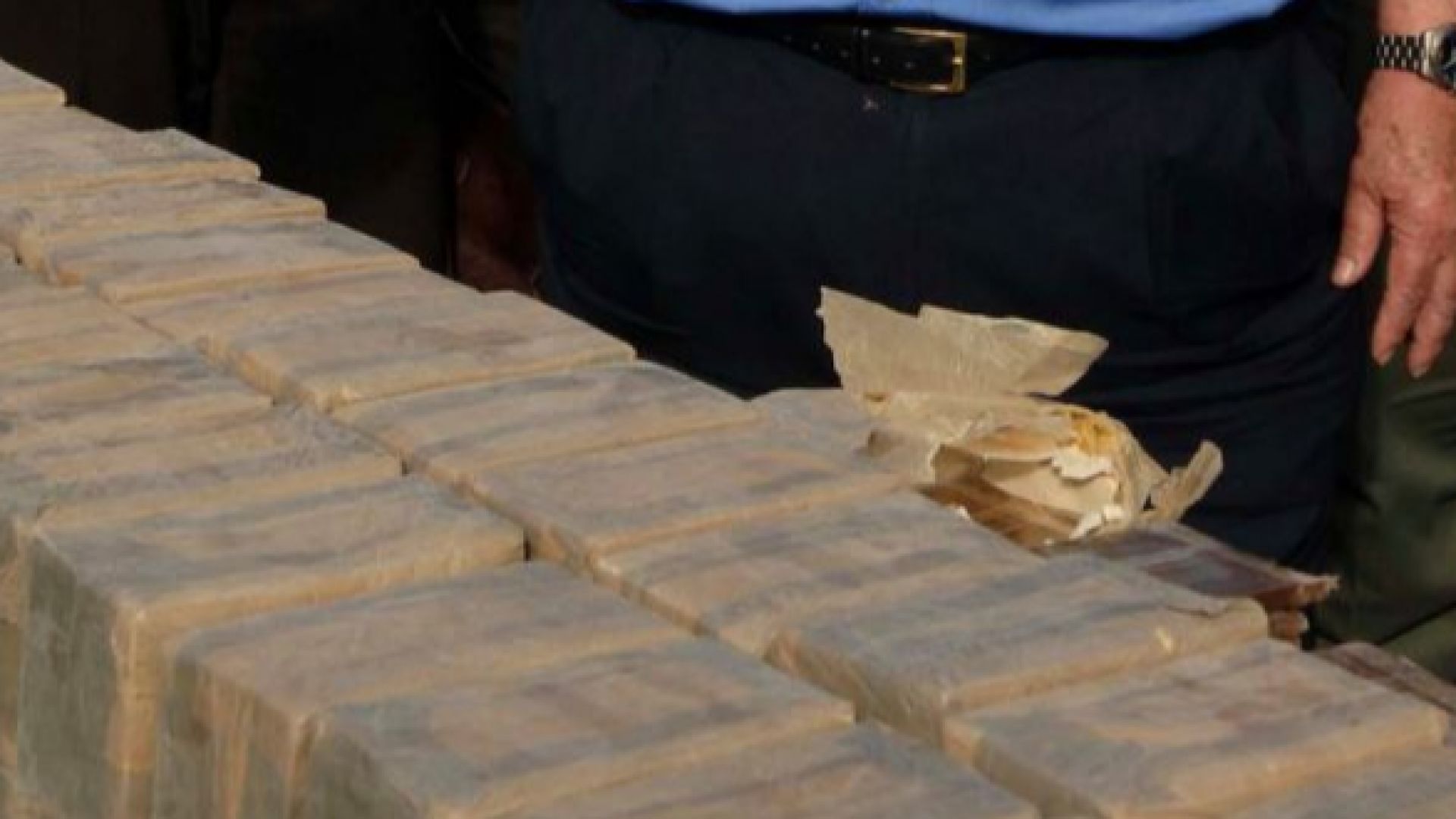 Австралийски военен кораб конфискува над три тона хашиш на стойност