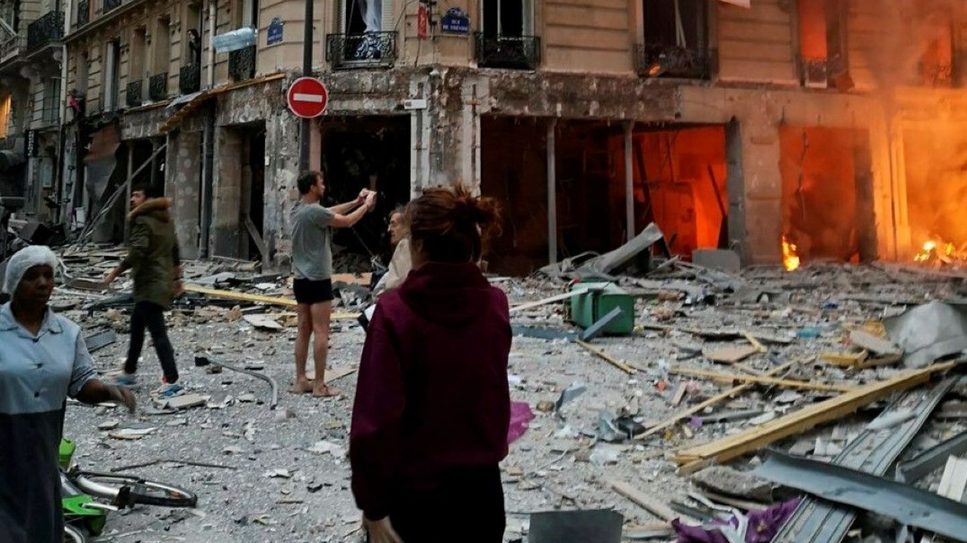 Тялото на четвърта жертва бе извадено от сградата в Париж