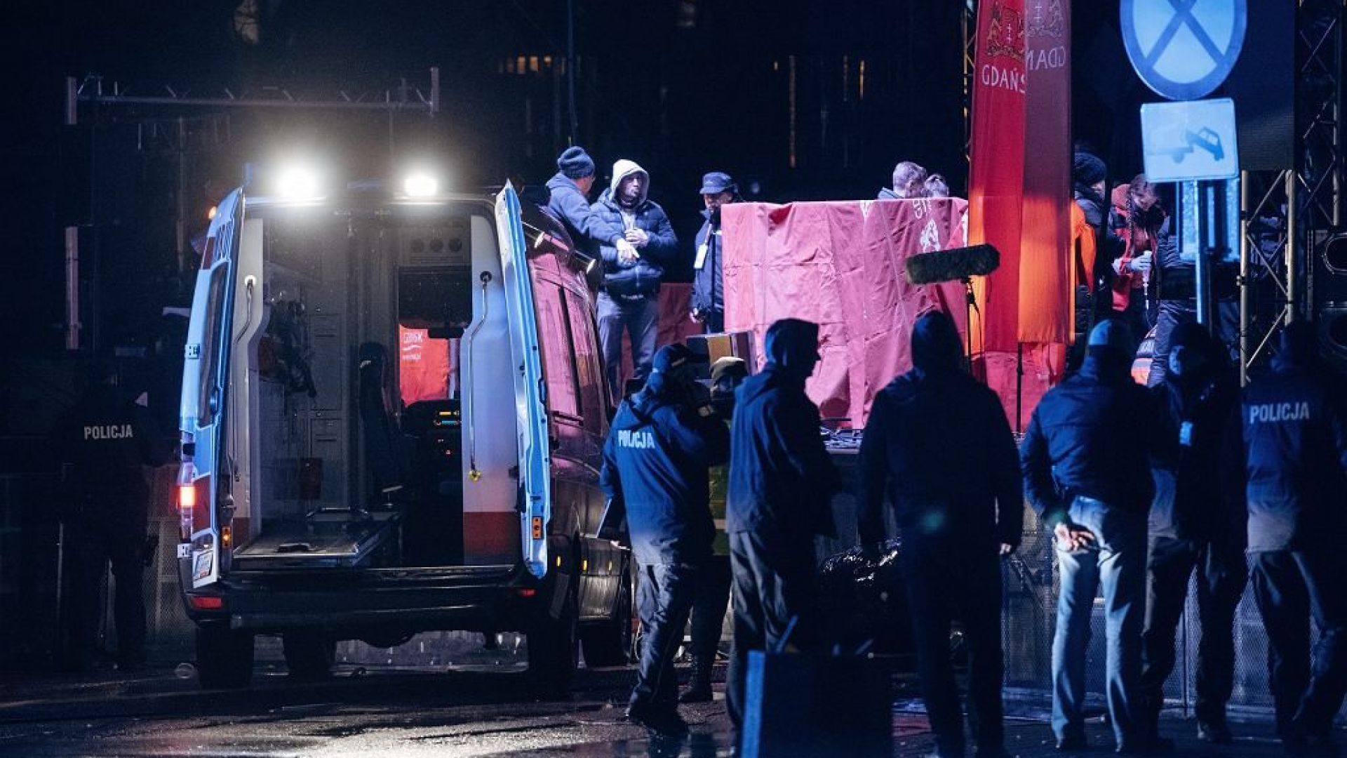 Кметът на полския град Гданск беше намушкан с нож в