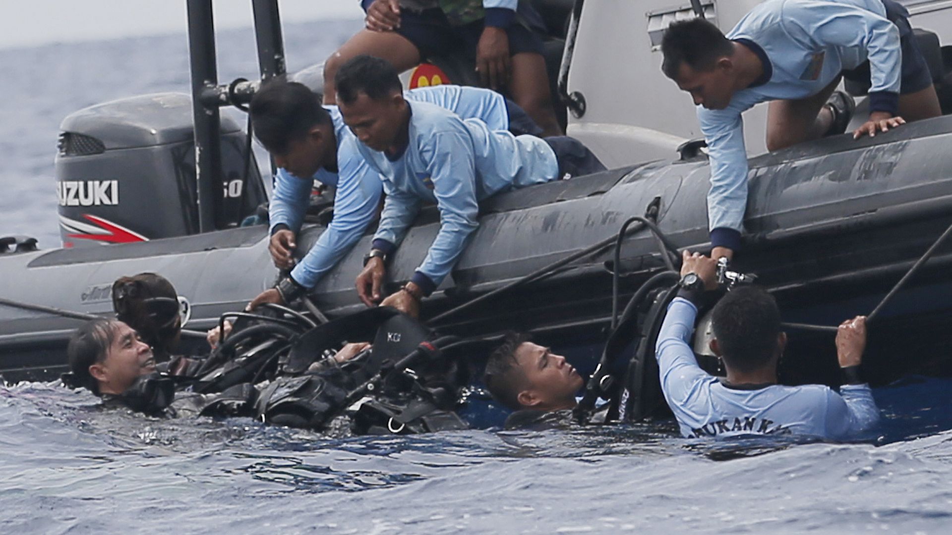 Водолази откриха втората черна кутия със записа на разговорите в